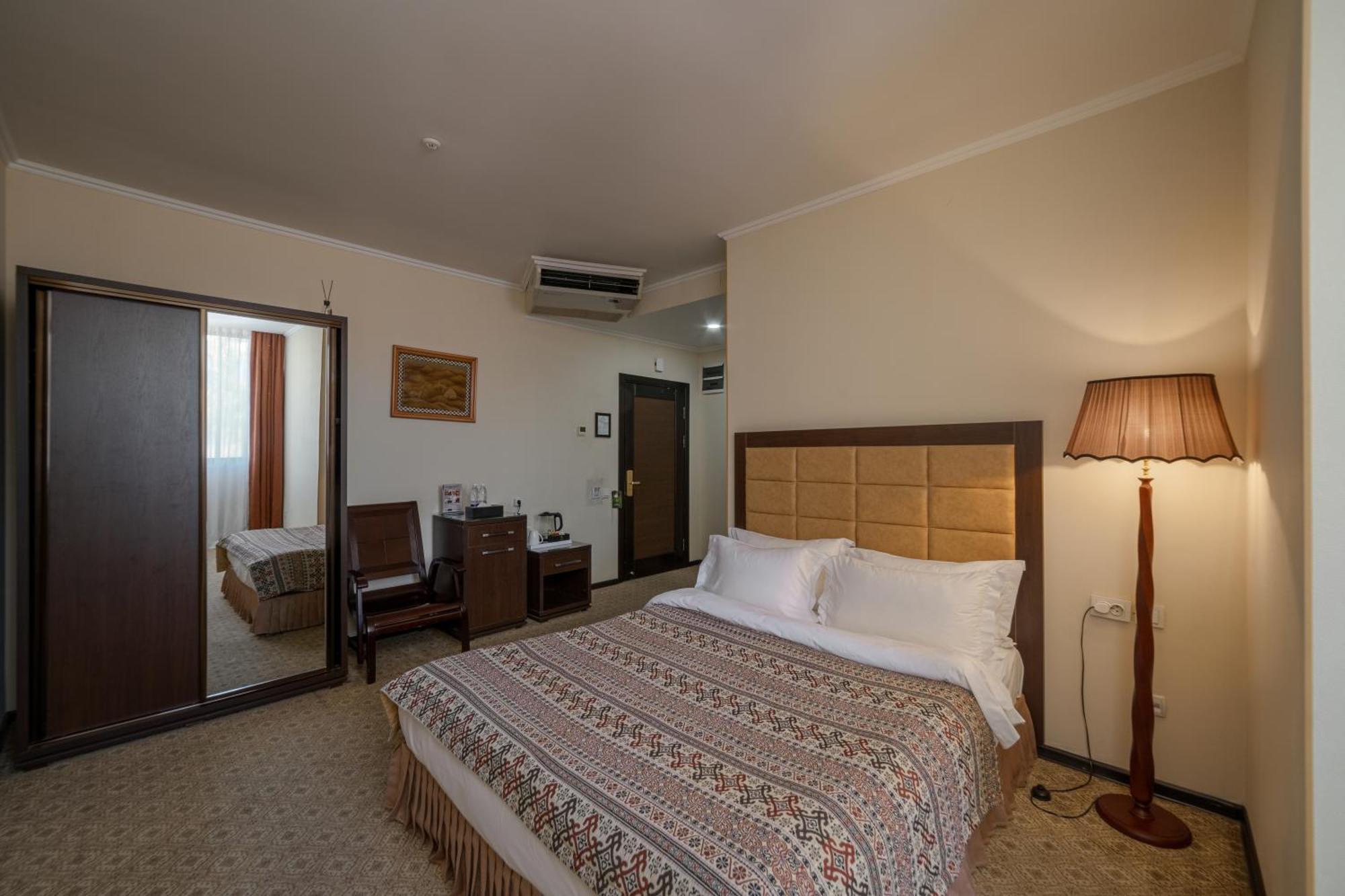 Hotel Jannat Regency Bischkek Exterior foto